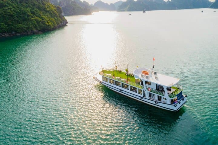 Cruise Halong Bay: Full-Day Luxury Small-Group Tour from Hanoi