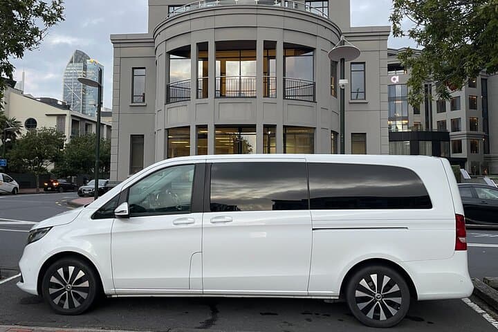 Auckland Luxury Day Tours: Chauffeured Transfers to Waitomo & Hobbiton