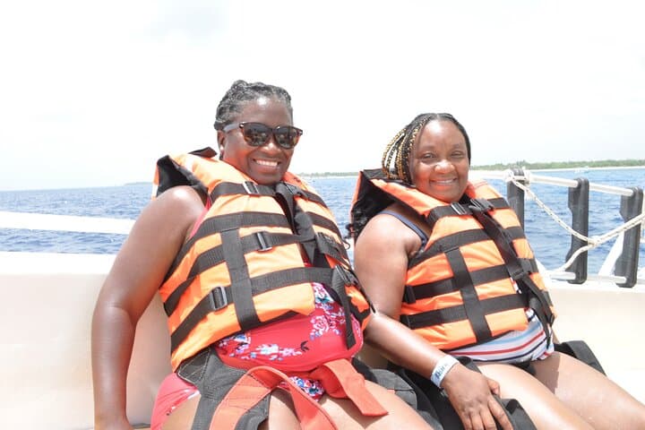 Parasailing in Cozumel: 15-Min Flight with Locker & Pool Access photo 4