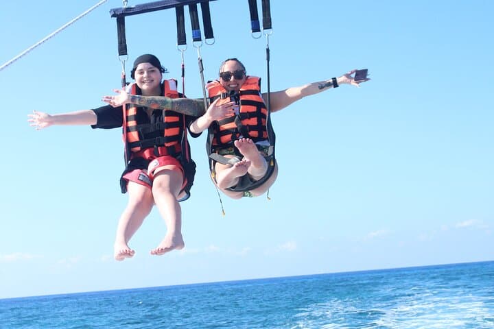 Parasailing in Cozumel: 15-Min Flight with Locker & Pool Access photo 3