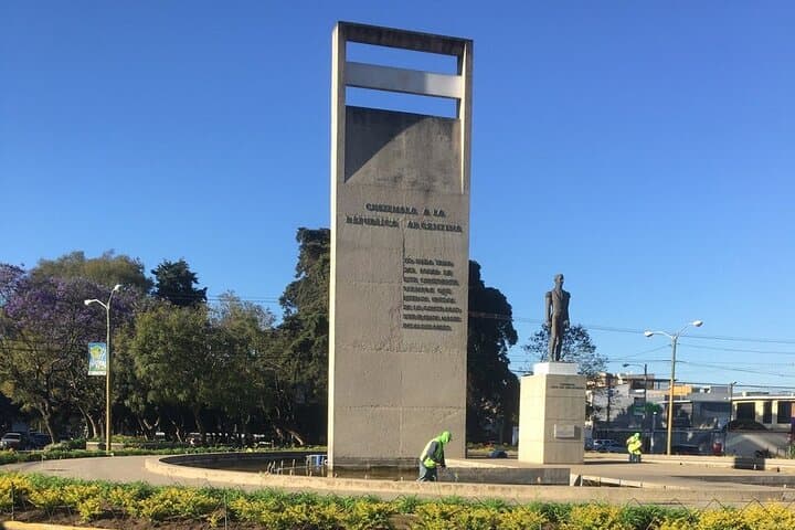 Historical and Natural Bike Tour in Guatemala City — Plaza Routes & Urban Greenways photo 4