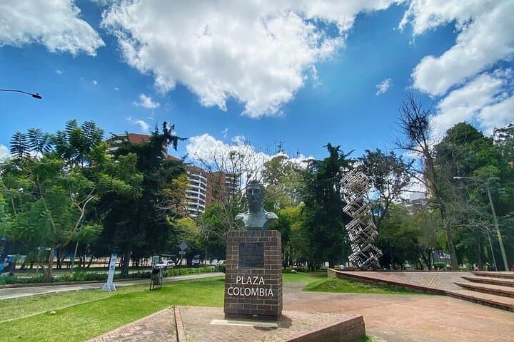 Historical and Natural Bike Tour in Guatemala City — Plaza Routes & Urban Greenways photo 5