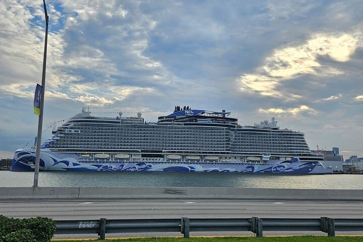 Port Miami to Miami Airport Private Transfer — Mercedes Sprinter Van (1–11 passengers) photo 2