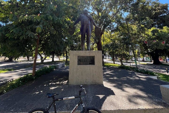 Historical and Natural Bike Tour in Guatemala City — Plaza Routes & Urban Greenways photo 6