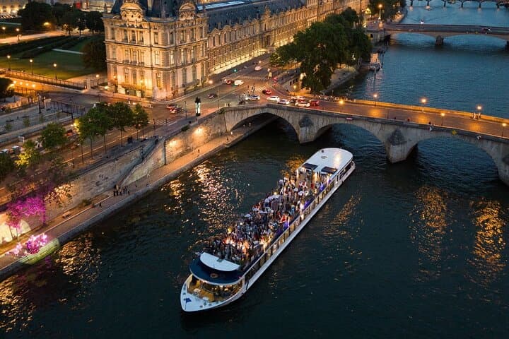 Valentine's Day Seine Dinner Cruise in Paris: Romantic 3‑Course Night Voyage photo 2