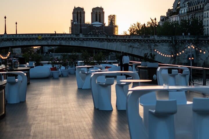 Valentine's Day Seine Dinner Cruise in Paris: Romantic 3‑Course Night Voyage photo 4