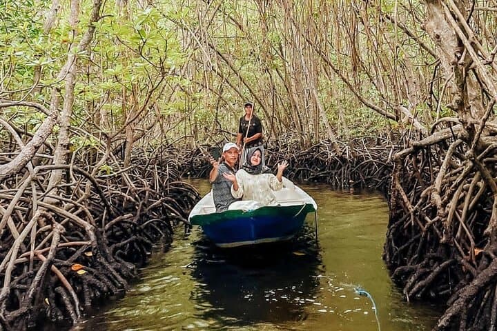 Explore Nusa Lembongan Mangroves by Kayak or SUP: A Quiet Coastal Adventure