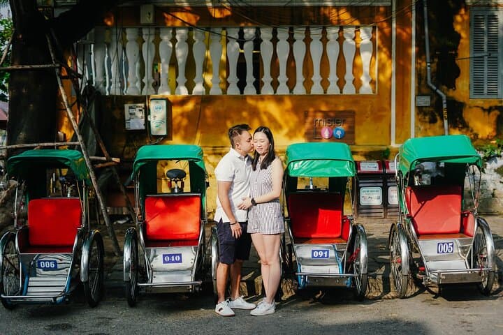 Sunset River Proposal Photoshoot in Hoi An: Lanterns, Rooftops & Old Town Portraits