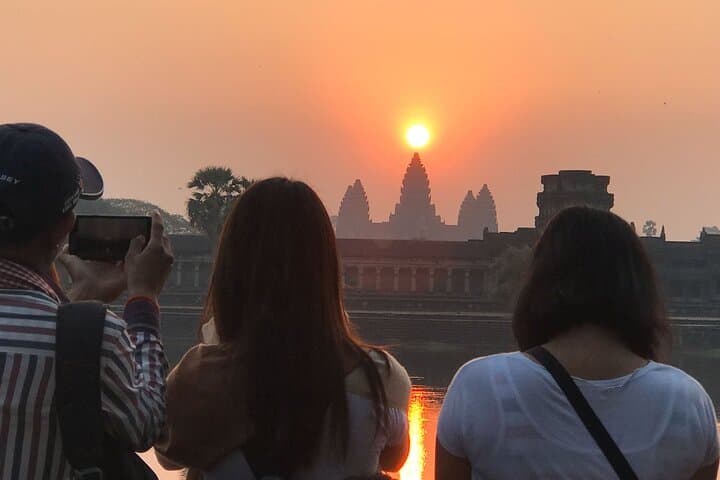 Angkor Wat Sunrise Tour: Angkor Thom, Bayon & Ta Prohm Private Tour