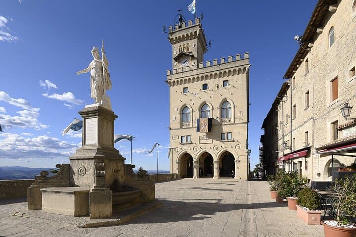San Marino Private Guided Walking Tour with Winebar Aperitif