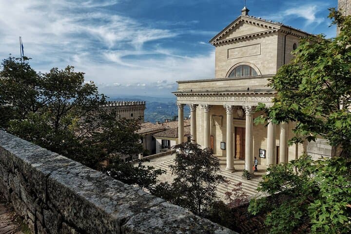 San Marino Private Guided Walking Tour with Winebar Aperitif photo 5