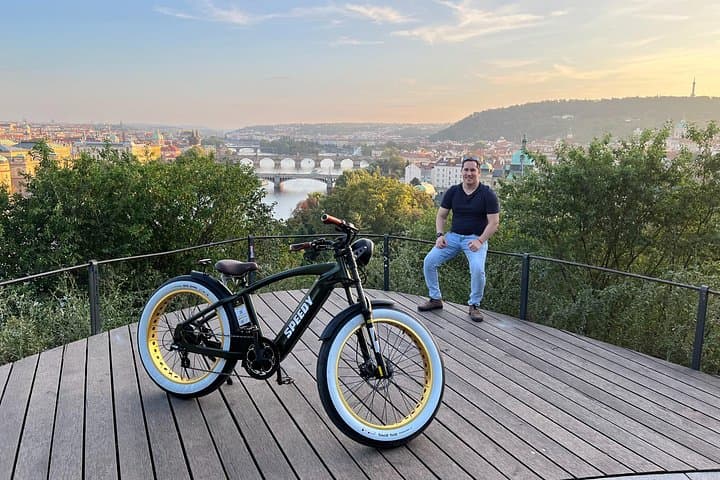 Prague Retro E-Bike Grand City Tour — 10 km Highlights in 4 Hours photo 3