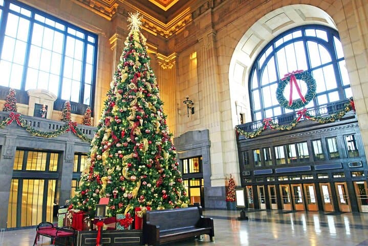 Private Kansas City Christmas Stroll: Union Station to Crown Center Holiday Tour photo 2