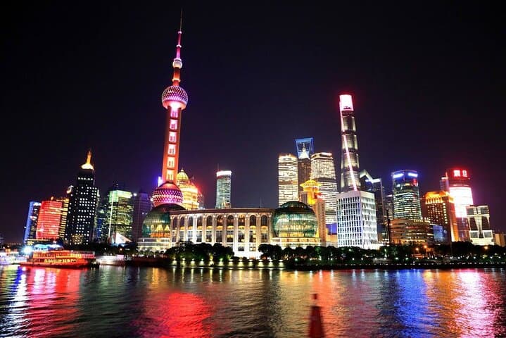 Shanghai Night Cruise and Bund Walking Tour with Local Dinner