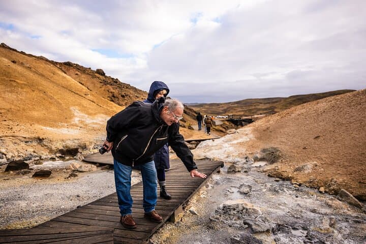 Private Reykjanes Peninsula Photography Tour — Geothermal Wonders & Coastal Cliffs