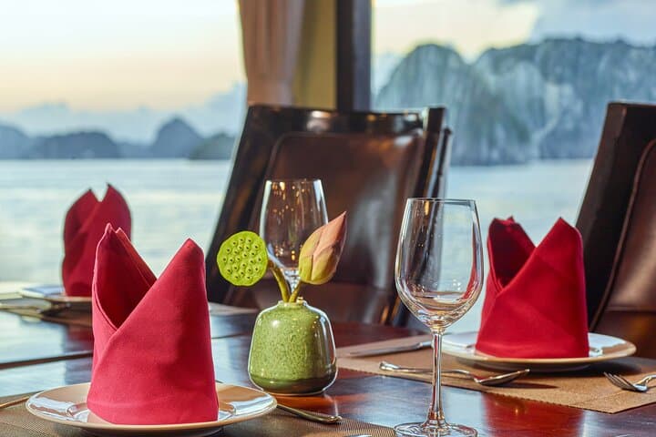 2-Day La Casta Cruise: Halong & Lan Ha Bay Overnight from Hanoi