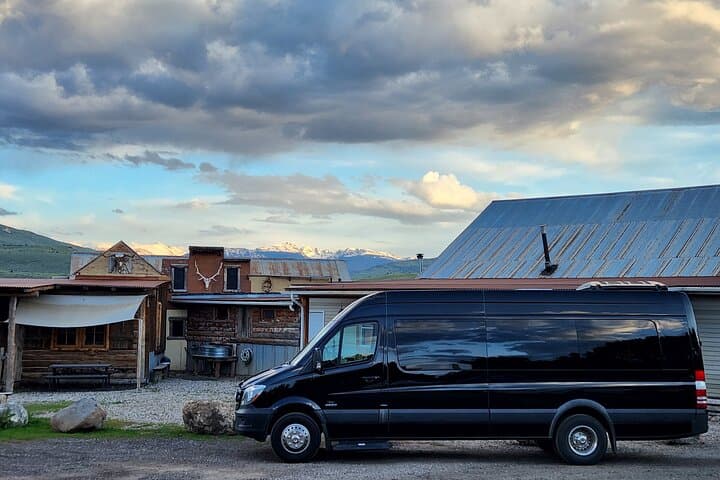 Aspen-Snowmass Private Transfer to Denver International: Door-to-Door Luxury Car Service
