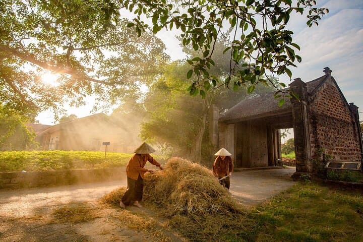 Hanoi Private Tour: Duong Lam Ancient Village, Conical-Hat & Incense Crafting Day Trip