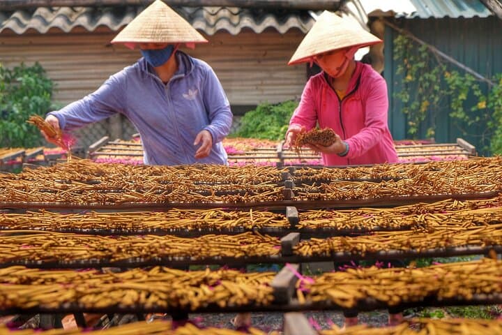 Hanoi Private Tour: Duong Lam Ancient Village, Conical-Hat & Incense Crafting Day Trip photo 4