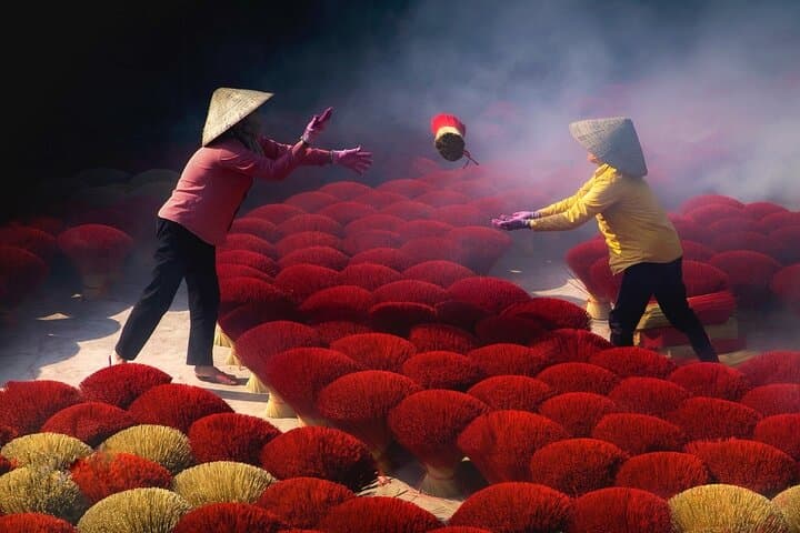 Hanoi Private Tour: Duong Lam Ancient Village, Conical-Hat & Incense Crafting Day Trip photo 2