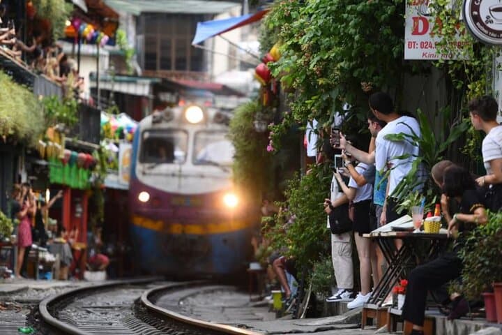Hanoi Street Food Tour & Train Street Experience: A 3–4 Hour Old Quarter Walking Feast