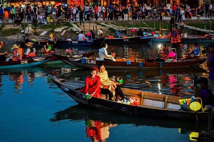 Hoi An Night Boat and Floating Lantern Experience on the Hoai (Thu Bon) River photo 2
