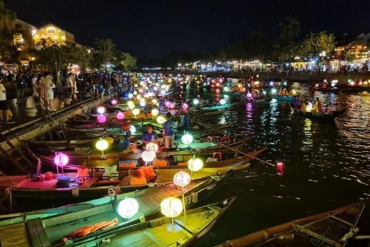 Hoi An Night Boat and Floating Lantern Experience on the Hoai (Thu Bon) River photo 5