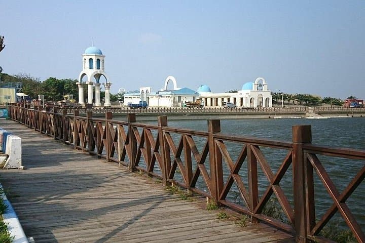 Hsinchu Day Tour from Taipei: City God Temple, Nanliao Harbor & Coastal Trail