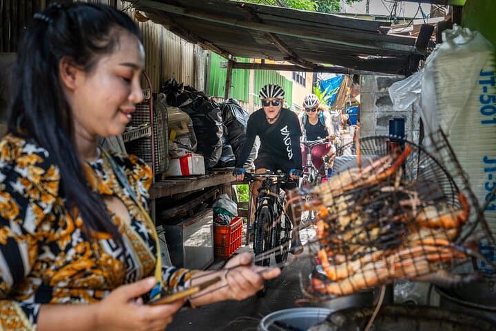 Bangkok Backstreets & Temple Bike Tour — 15km Cultural Ride Through Thonburi photo 6