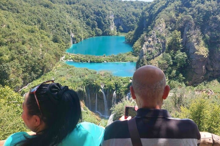 Plitvice Lakes Day Transfer from Zagreb to Split: Waterfalls, Boardwalks & Tufa Lakes