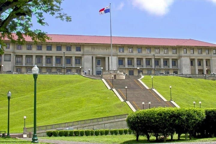 Panama City Private Tour: From Casco Antiguo Streets to Miraflores Locks photo 2