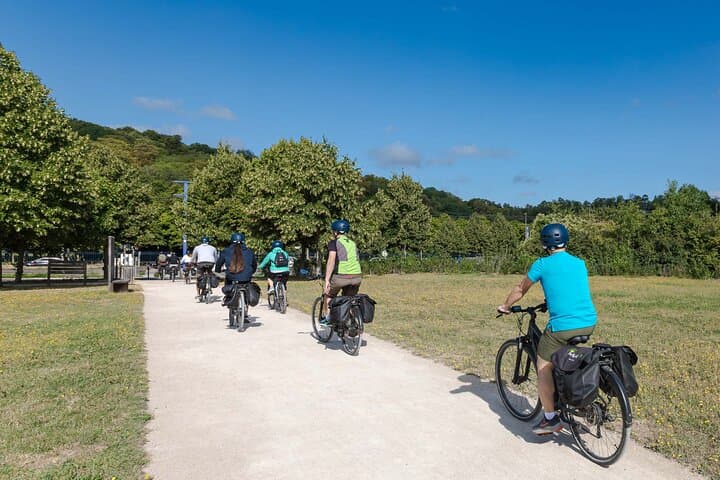 Electric bike tour from Paris to Versailles: secret river routes, royal gardens & island art photo 4