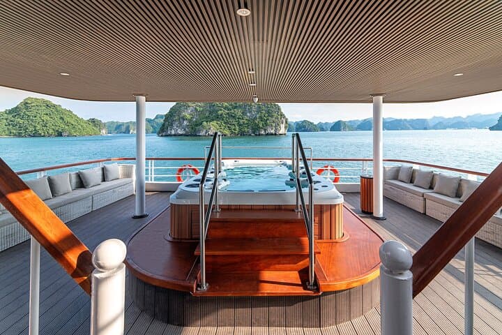 Iris Cruise Halong Bay: 1-Day Luxury Day Cruise with Jacuzzi and Cave Visits
