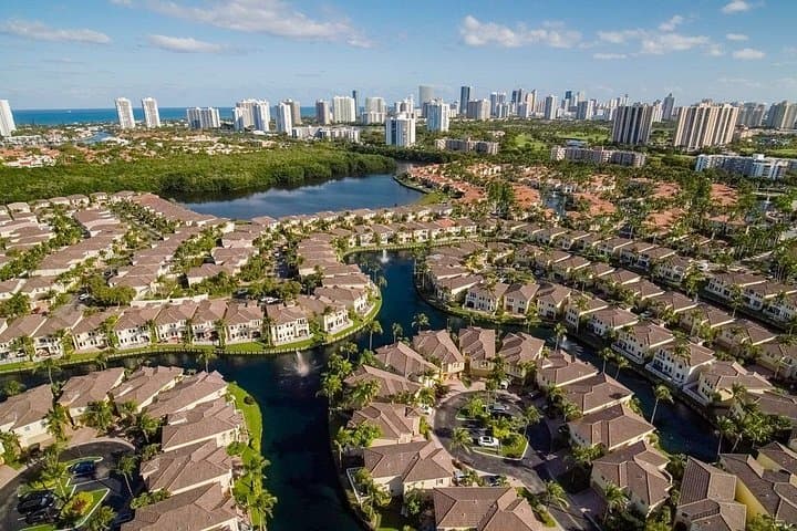 Sunny Isles Beach Private Walking Tour: Newport Pier to Gateway Park