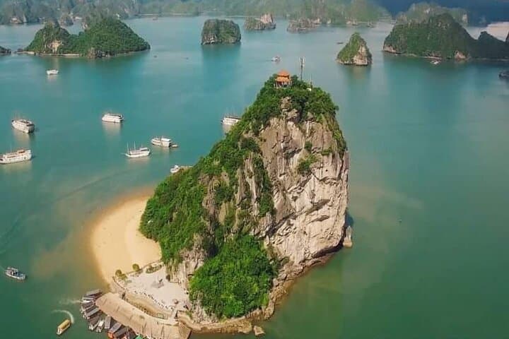 Ha Long Bay Day Cruise: Kayaking, Surprise Cave & Titop Island