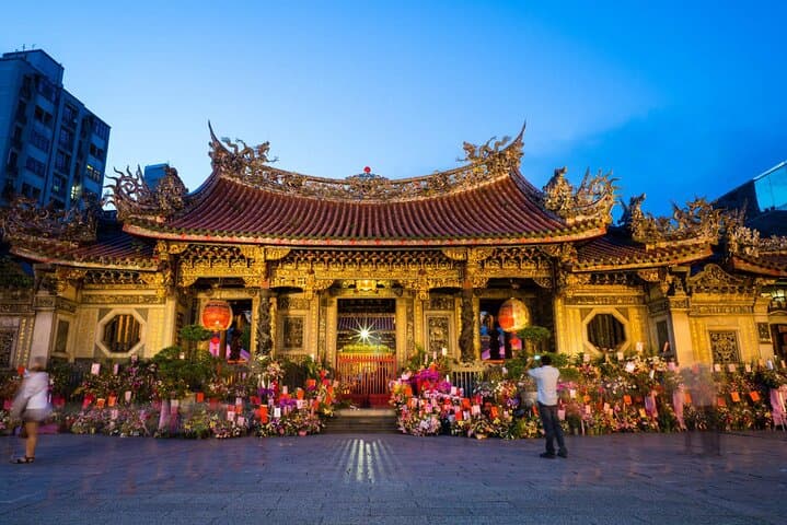 Taipei Night Tour: Ningxia Night Market, Lungshan Temple & Xinyi Bars photo 3