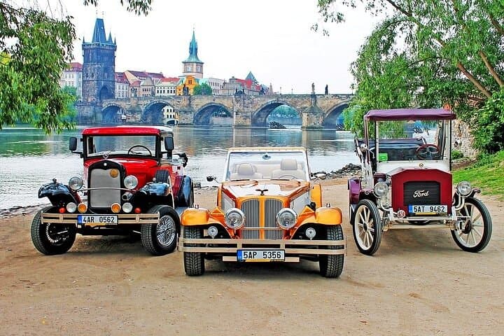 1-Hour Oldtimer Convertible Prague Sightseeing Tour — Prague Castle, Charles Bridge & Old Town