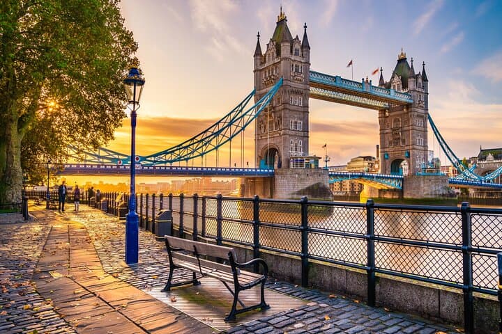 Private Skip-the-Line Tower Bridge & Tower of London Guided Tour