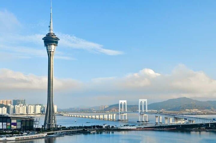 Macau Tower Observation Deck: 360° Views, Glass-Floor Thrills, and Sunset Vistas