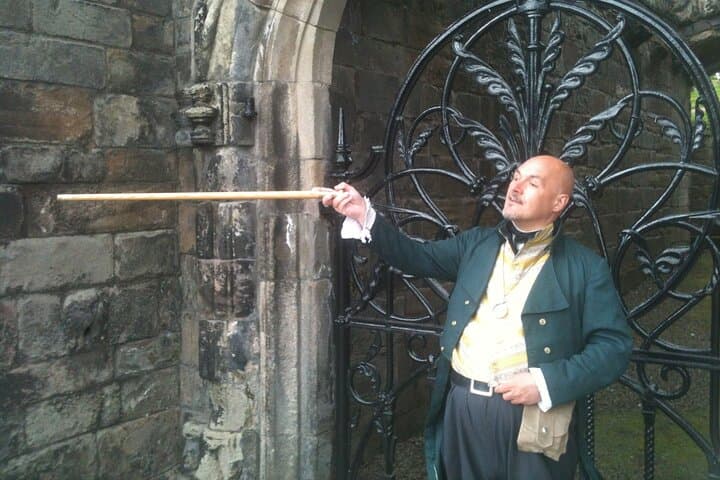 Wallace Braveheart Private Walking Tour in Stirling — National Wallace Monument Experience photo 3