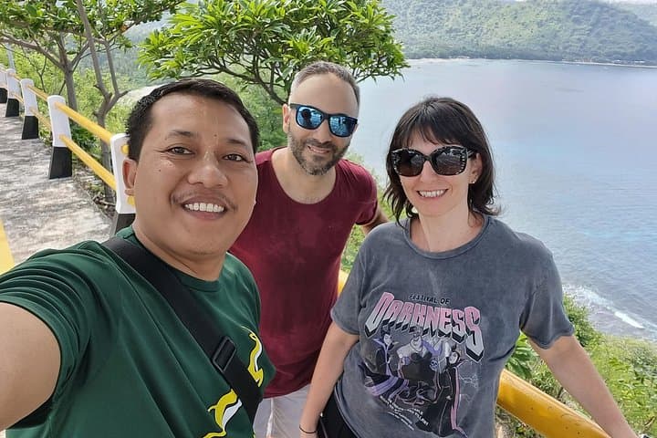 Custom Lombok Private Driver Tour — Beaches, Jungle & Local Markets in a Day photo 4