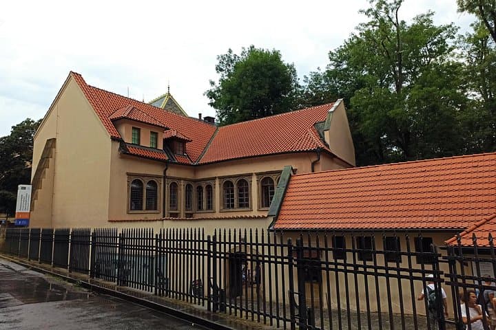 Prague Old Town & Jewish Quarter Private Walking Tour — Astronomical Clock, Synagogues & Pastries photo 4