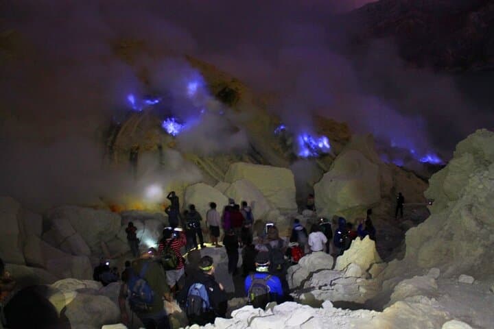 4-day-ijen-blue-fire-bromo-borobudur-yogyakarta-volcano-and-temples photo 3