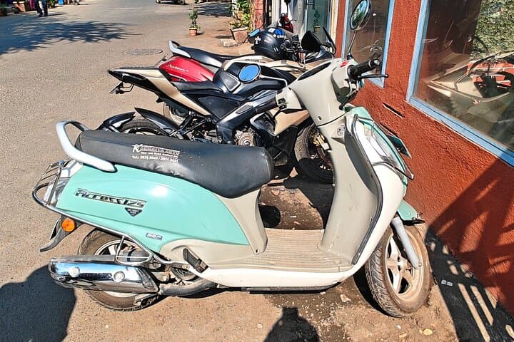 Mumbai on a Moped: Private Full-Day Solo City Tour