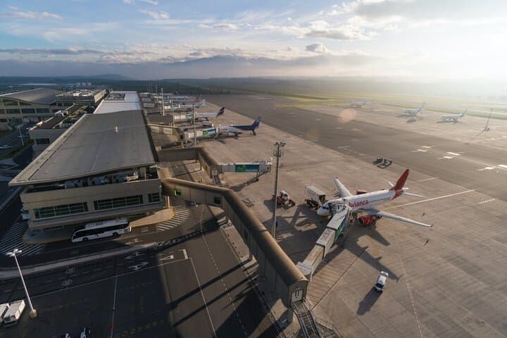 Quito Private Airport Transfer — Mariscal Sucre Pickup & Drop-off photo 3
