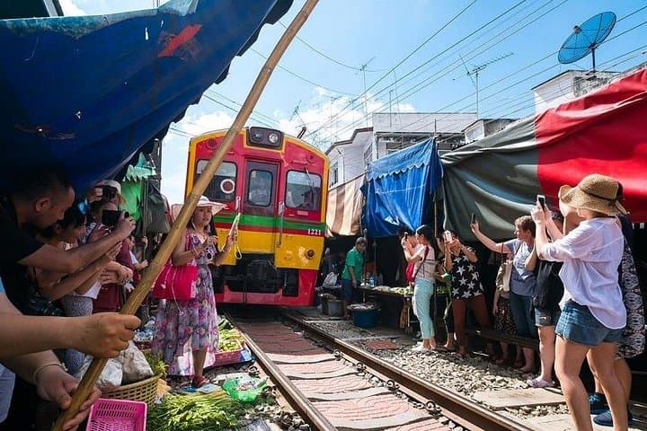 Maeklong Railway and Damnoen Saduak Floating Market Day Trip from Bangkok photo 4