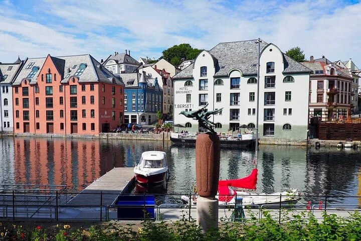 Ålesund Sightseeing and Viking Saga Islands — Giske, Godøy & Aksla Viewpoint Tour