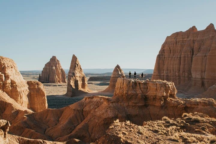 Capitol Reef Full-Day Private Hike: Hickman Bridge, Cassidy Arch & The Tanks