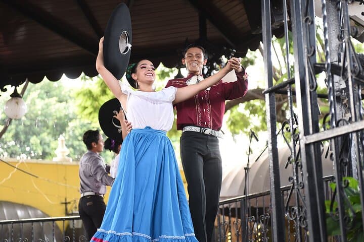 Tlaquepaque Half-Day Walking Tour: Explore Artisans, El Parian & Historic Streets photo 3