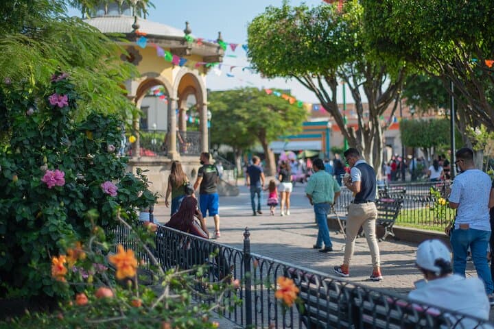 Tlaquepaque Half-Day Walking Tour: Explore Artisans, El Parian & Historic Streets photo 4
